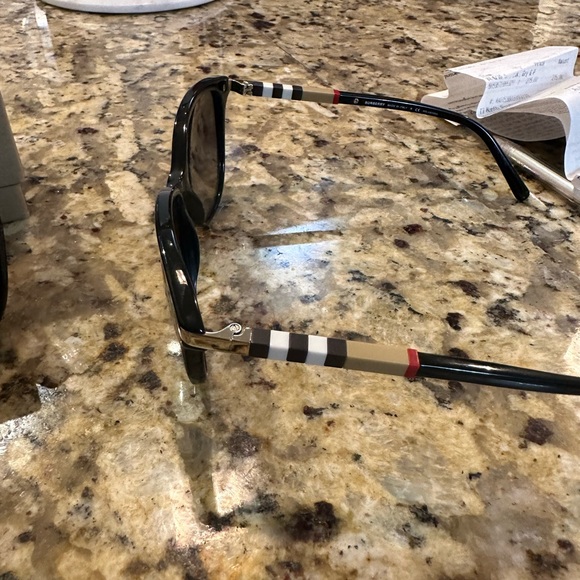 Burberry sunglasses - Picture 2 of 7